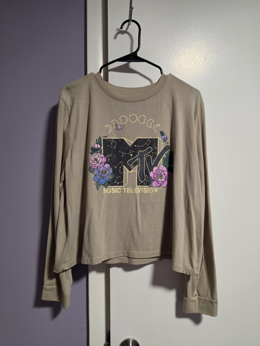 MTV Cropped Beige Long-Sleeve Tee with Celestial Floral Logo - Moon, Stars